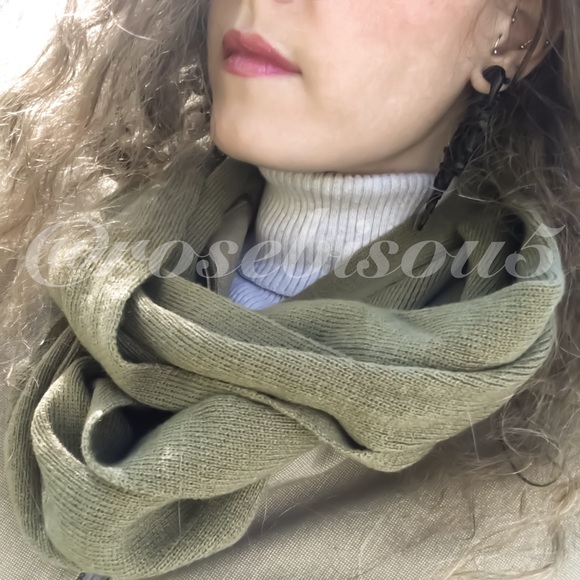 🧣♥️Luxe Knit Infinity Scarf in OLIVE - Picture 2 of 8